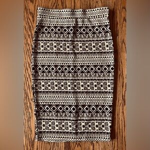 Womens’ Pencil Skirt Cream with Black design Size Medium. Iris los angeles Brand